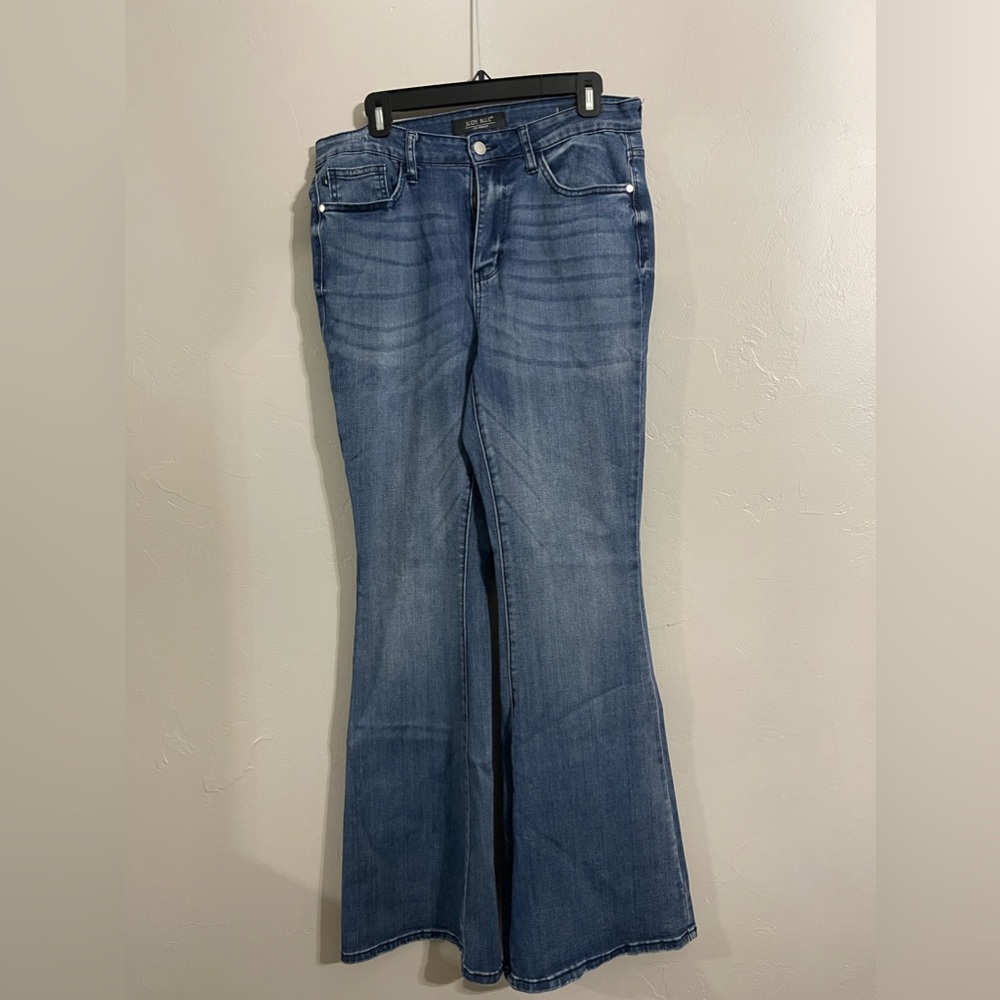 Judy Blue 11/30 flared jeans!
